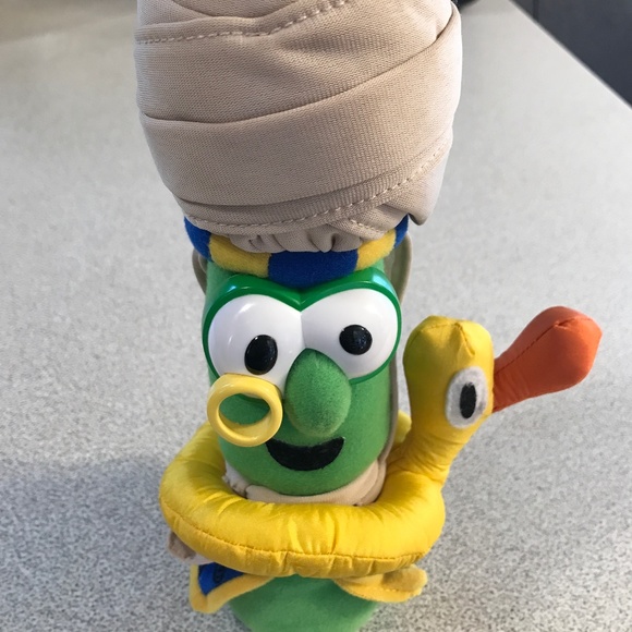 Vintage 2002 Veggie Tales Rare Archibald Asparagus Plushie and VHS - Picture 2 of 7